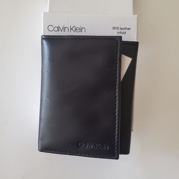 New in box authentic calvin klein real leather men's trifold wallet - Picture 2 of 5